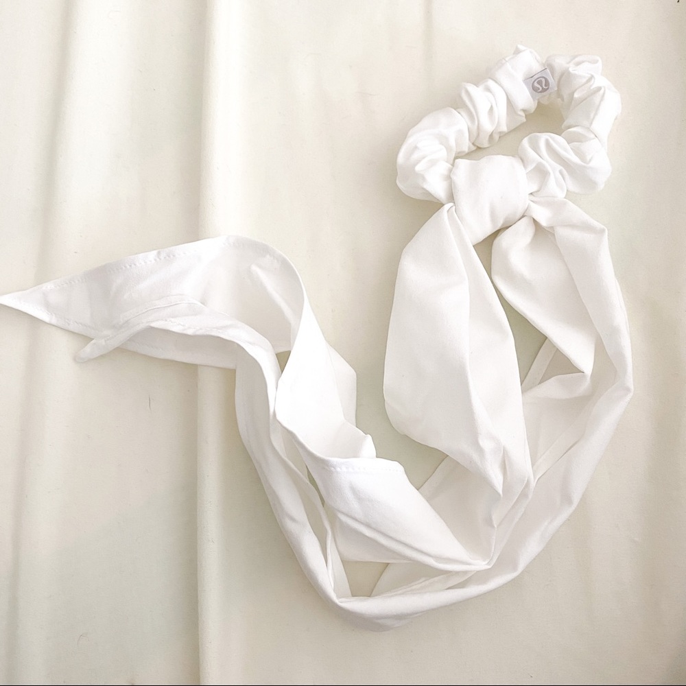 New lululemon uplifting flow scrunchie